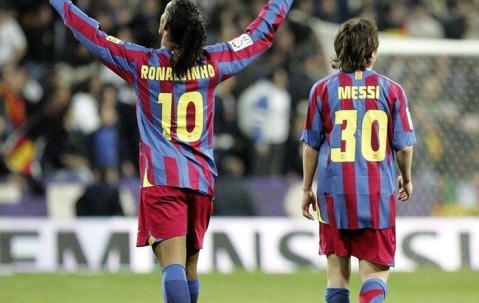 伯纳乌为罗纳尔迪尼奥欢呼：20年前的经典永恒的简单介绍